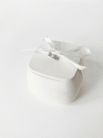 sójová sviečka s vôňoi sea salt&sage a kovovým príveskom 2026