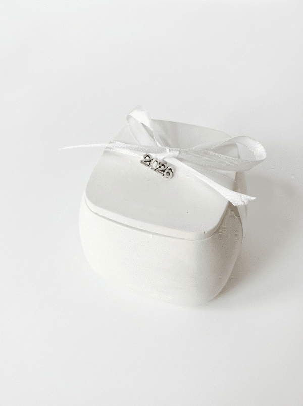 sójová sviečka s vôňoi sea salt&sage a kovovým príveskom 2026